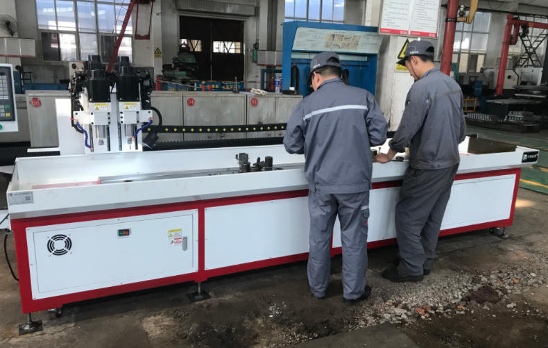 數(shù)控鉆孔機(jī)